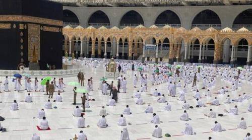 القبض على شخص حاول اعتلاء منبر الحرم المكي