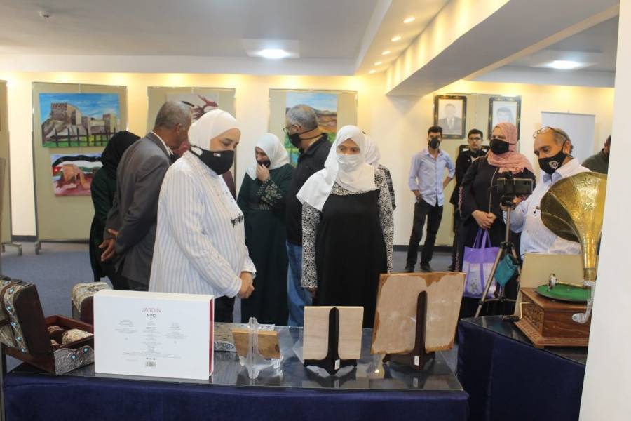 اسرة الكرك للفن التشكيلي تقيم معرضاً بمناسبة مئوية تأسيس الدولة الاردنية وعيد الاستقلال