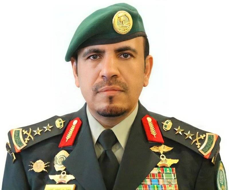 الملك سلمان يمنح رئيس الحرس الملكي وشاح الملك عبدالعزيز