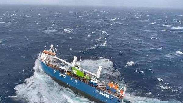 إنقاذ 12 شخصا إثر غرق سفينة تجارية قبالة سواحل ظفار العُمانية