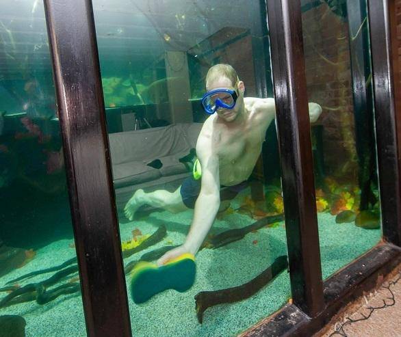 رجل ينفق 25 ألف دولار لتحويل منزله إلى حوض مائي عملاق