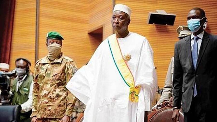 استقالة رئيسي الجمهورية والحكومة الانتقاليين في مالي