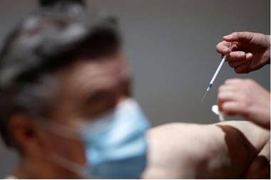 فرنسا تبدأ اليوم اعطاء مطاعيم كورونا لجميع السكان