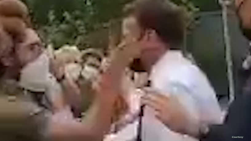 رجل يصفع ماكرون