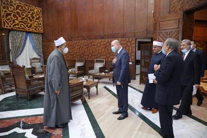 عباس يهدي شيخ الأزهر نسخة خاصة من العهدة العمرية