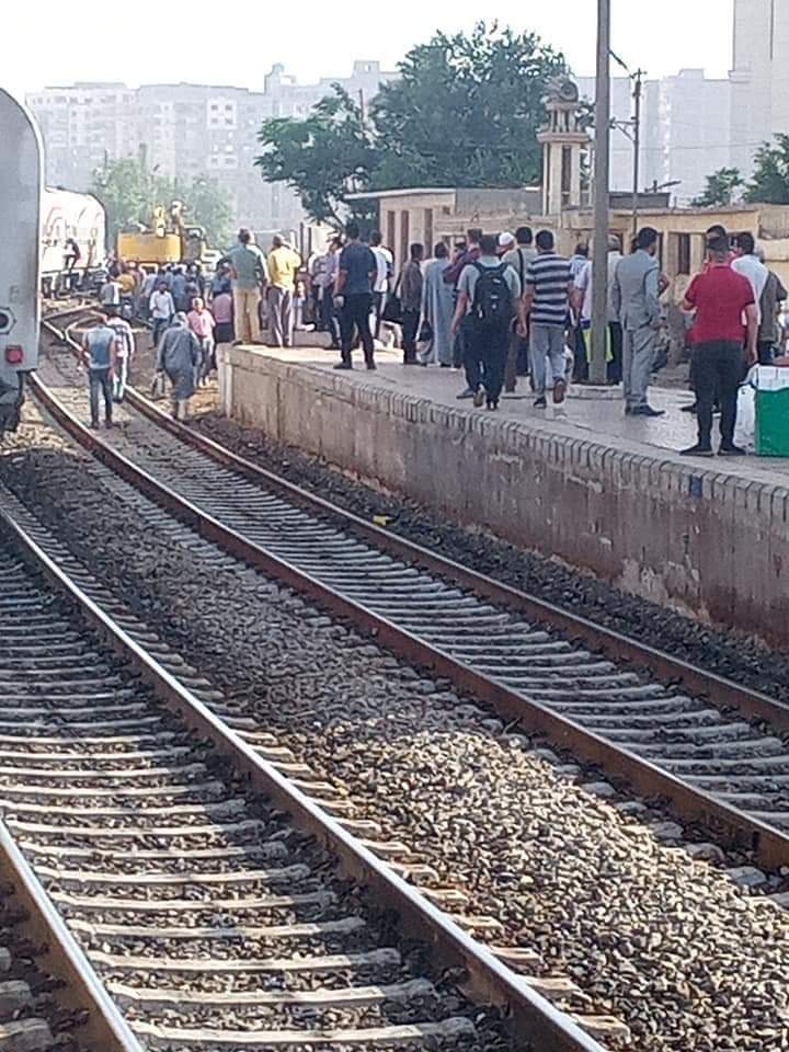 مصر.. خروج عربة قطار عن القضبان في محطة بنها (صورة)