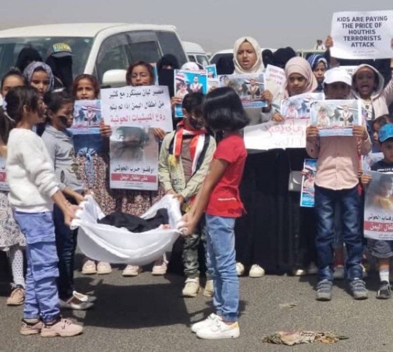 اليمن.. صورة مؤثرة.. أطفال يشيعون صديقتهم ليان في مأرب