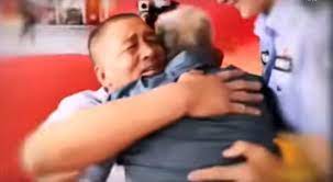 بالفيديو...صيني يلتقي والده بعد 58 عاما من الاختطاف