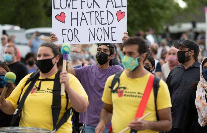 كندا: مسيرة بالآلاف من مختلف الأديان تكريما لعائلة مسلمة قتلت دهسا بشاحنة