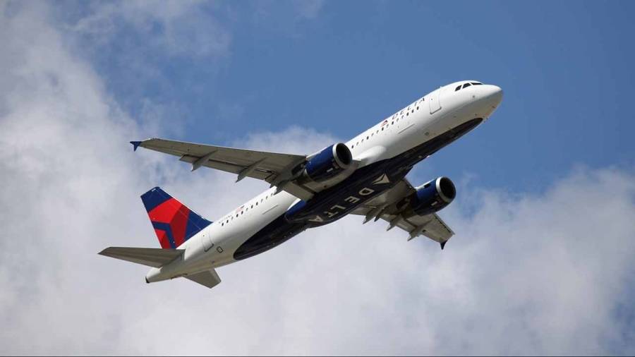 راكب يهدد بإسقاط طائرة أمريكية ويجبرها على تحويل مسارها