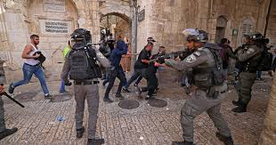 مستوطنون متطرفون يقتحمون الاقصى بحراسة شرطة الاحتلال
