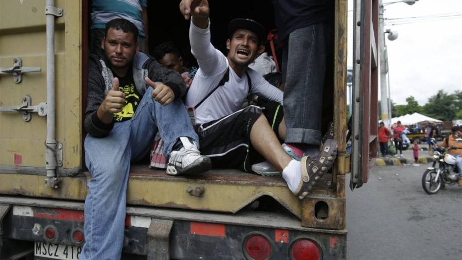 العثور على عشرات المهاجرين على وشك الموت بشاحنة في تكساس