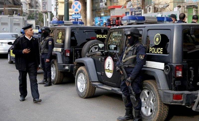 مصري يقوم باستخراج أكفان الموتى من مقابر المنوفية