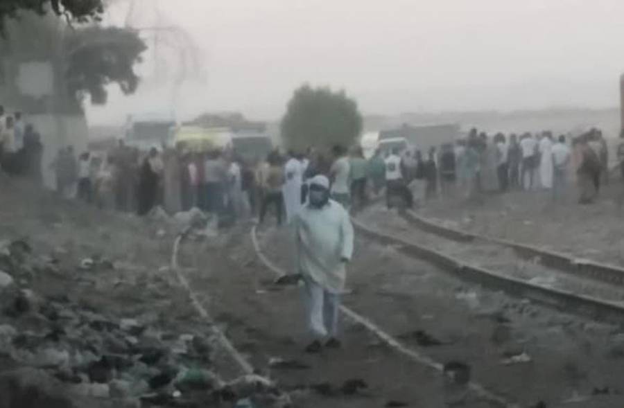 حادث مأساوي في مصر.. قطار يدهس حافلة ومقتل 4 عمال