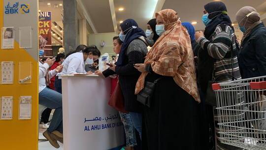 الكويت تعلن الاستعانة بالعسكريين لمنع غير المطعمين من دخول المجمعات التجارية