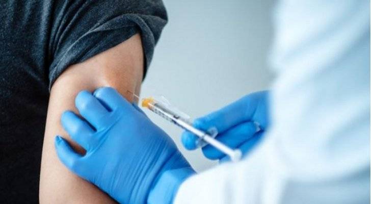 مواطن يسقط مغمى عليه بعد تلقي جرعة اللقاح الثانية في الأردنية ..والمستشفى أخلى مسؤوليته