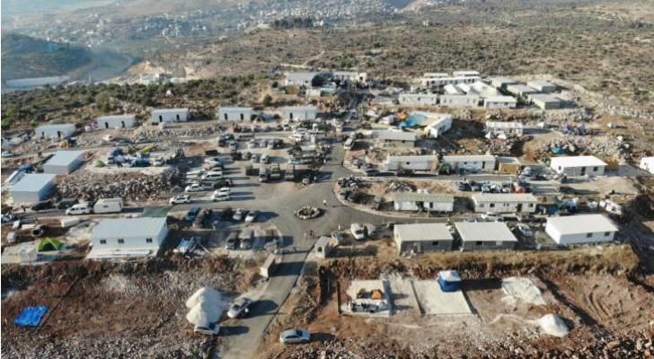 المستوطنون يغادرون بؤرة افيتار قرب نابلس بعد اتفاق مع حكومة بينيت
