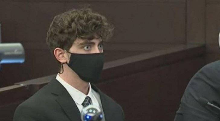 المجرم الوسيم يتسبب بإنهاء حياة أم وابنتها.. وفتيات يدافعنّ عنه لجماله