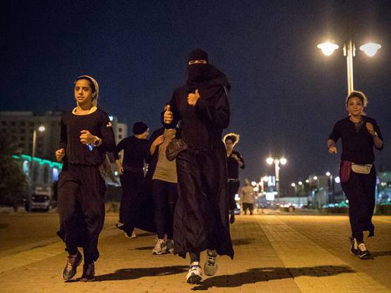 توقيف سعودي صور وأهان نساء يمارسن الرياضة