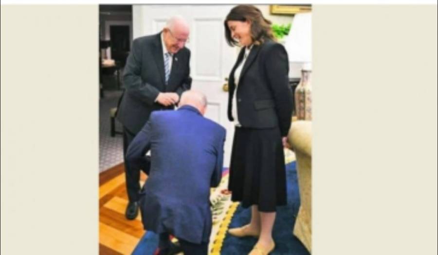 بايدن.. يجثو على ركبتيه أمام موظفة بعدما علم أنها أم لـ 12 ولد