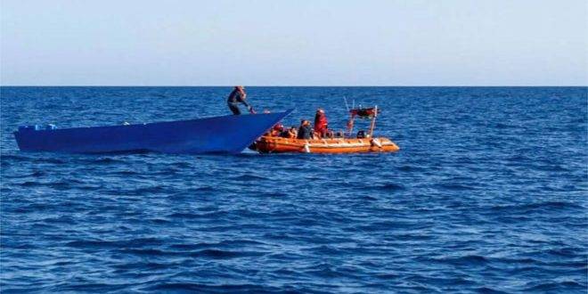 مصرع 21 مهاجراً وإنقاذ 50 آخرين بعد غرق مركبهم قبالة سواحل تونس