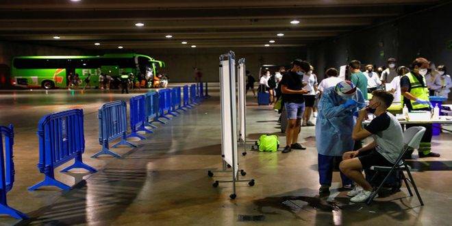 إسبانيا تشهد طفرة في إصابات كورونا بين الشبان