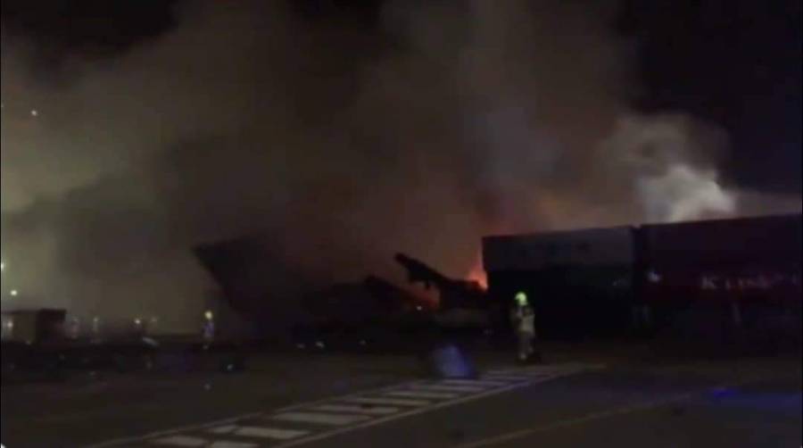 دفاع مدني دبي يسيطر على حريق في ميناء جبل علي