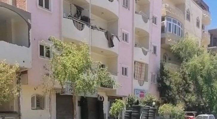 حادثة غامضة تثير هلعا بمصر .. العثور على جثة سيدة متحللة وطفلتها بجانبها على قيد الحياة