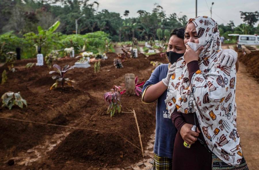 الإندونيسيون يتجاهلون التحذيرات ويتدفقون لشراء «العلاج المعجزة» لكوفيد