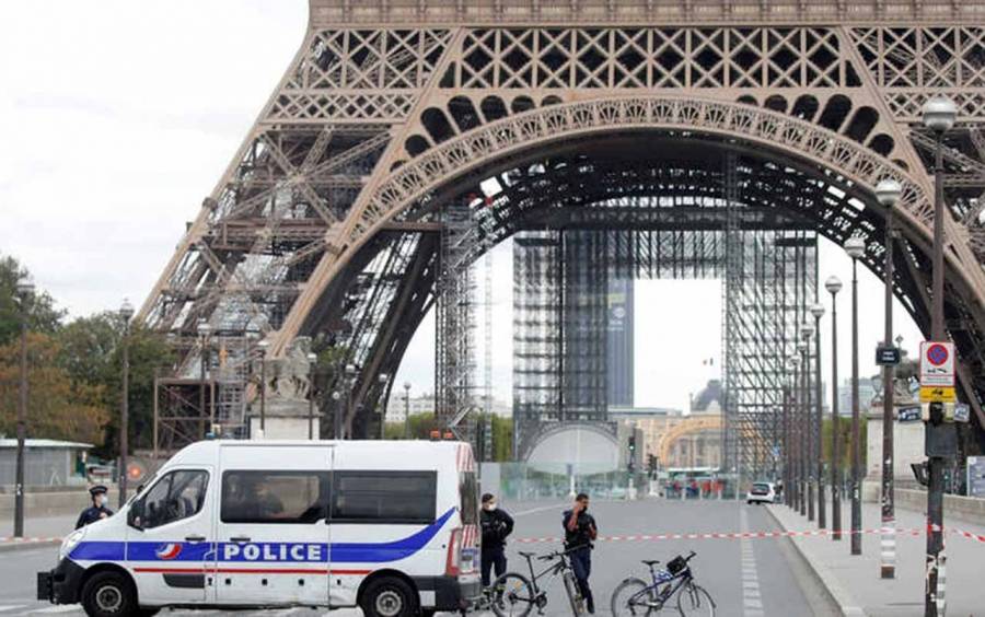 طعن سائح بسكين في باريس.. والسبب دراجة