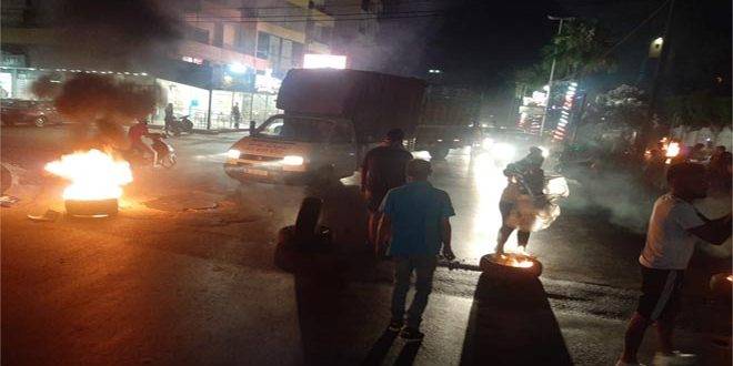 تواصل الاحتجاجات في عدد من المناطق اللبنانية على تردي الأوضاع المعيشية