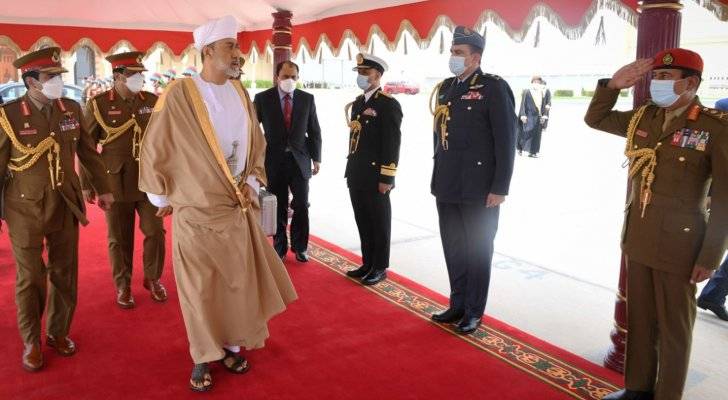 سلطان عمان يصل السعودية في أول زيارة خارجية له