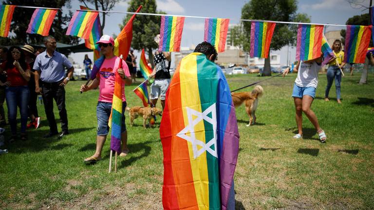 القضاء الإسرائيلي يلزم الحكومة بشرعنة تأجير الرحم للمثليين