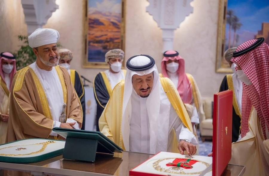 وسام عُماني رفيع لخادم الحرمين وقلادة الملك عبدالعزيز لسُلطان عمان