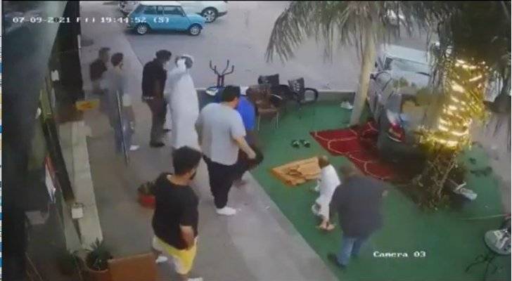 بالفيديو .. العناية الآلهية تحول دون دهس مصلين في السعودية