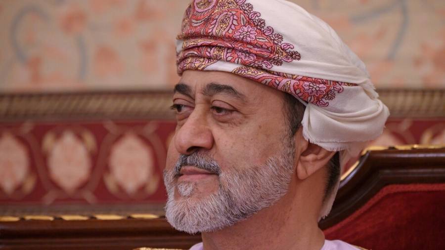 خلال زيارته مركز نيوم للإثراء المعرفي بالسعودية.. ماذا كتب السلطان العماني في سجل كبار الزوار؟