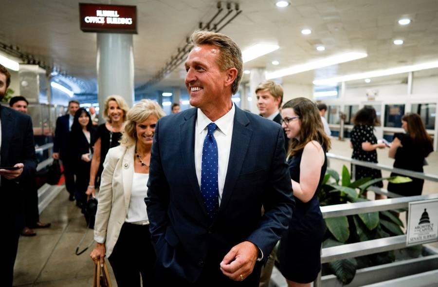 بايدن يعيّن السناتور الجمهوري السابق جيف فليك سفيراً في تركيا