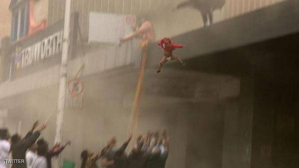 أم ترمي رضيعها من بناية هربا من حرائق جنوب أفريقيا