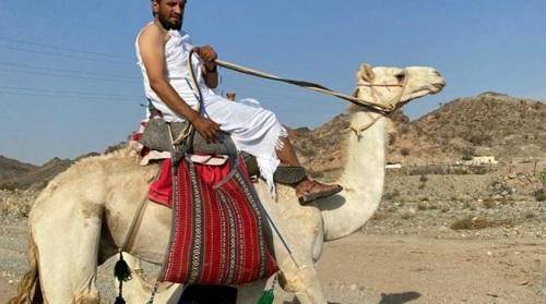 سعودي يسلك طرق الحج قديماً ممتطياً جملاً