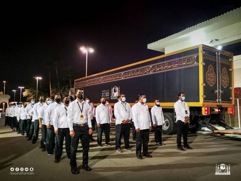 شاهد بالصور نقل كسوة الكعبة إلى المسجد الحرام