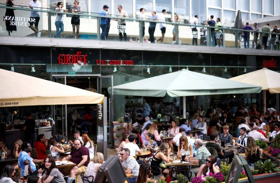 فوضى بعد إلغاء المملكة المتحدة لقيود كورونا وسط اعتراض وزراء