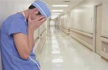 مدير مستشفى ينهار باكيا لاقتراب نفاد الأكسجين في تونس