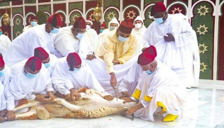 ملك المغرب ينحر أضحيته