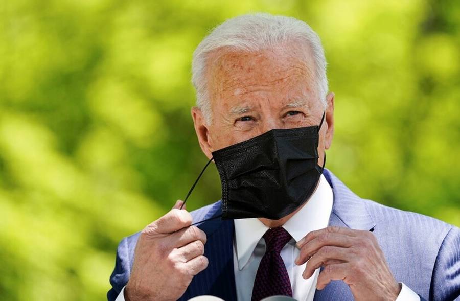البيت الأبيض يجري محادثات لإعادة فرض ارتداء الكمامة