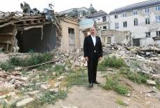 الرئيس إلهام علييف يتعرف على آثار الجريمة التي سببتها الهجمات الصاروخية الأرمينية على كنجه... صور