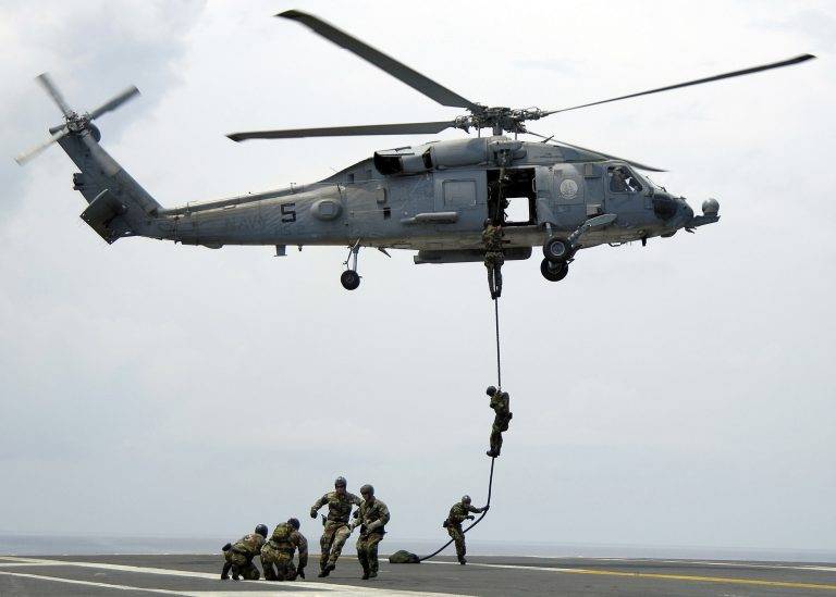 بمشاركة 8 مروحيات.. التحالف الدولي يعتقل قياديين في داعش