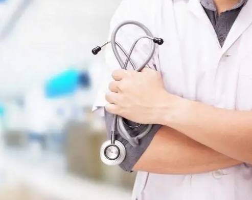 المرصد العمالي يشيد برفع رواتب أطباء الإقامة في الصحة