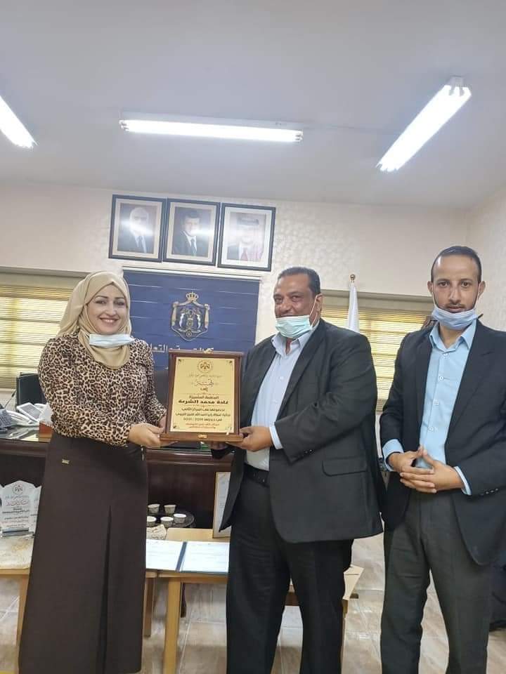 مدير التربية والتعليم للواء الموقر يكرم مديرة مدرسة ومعلمة