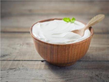 حماية المستهلك تطالب الحكومة بوضع سقوف سعرية للألبان