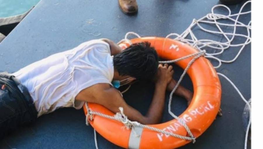 إنقاذ شاب ماليزي حاول السباحة من بلاده إلى السعودية
